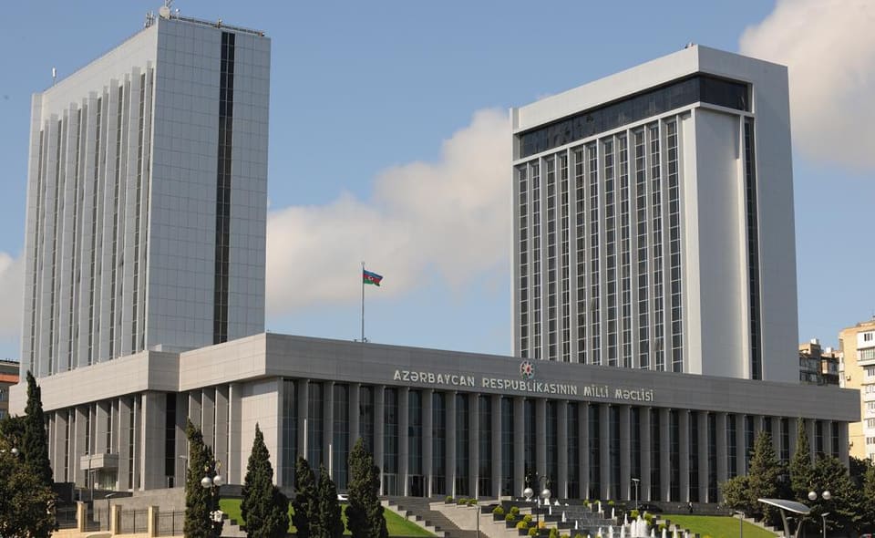 Ehtiyatda olan hərbçilərin tibb sahəsində xüsusi rütbələri ilə bağlı qanun layihəsi I oxunuşda təsdiqlənib