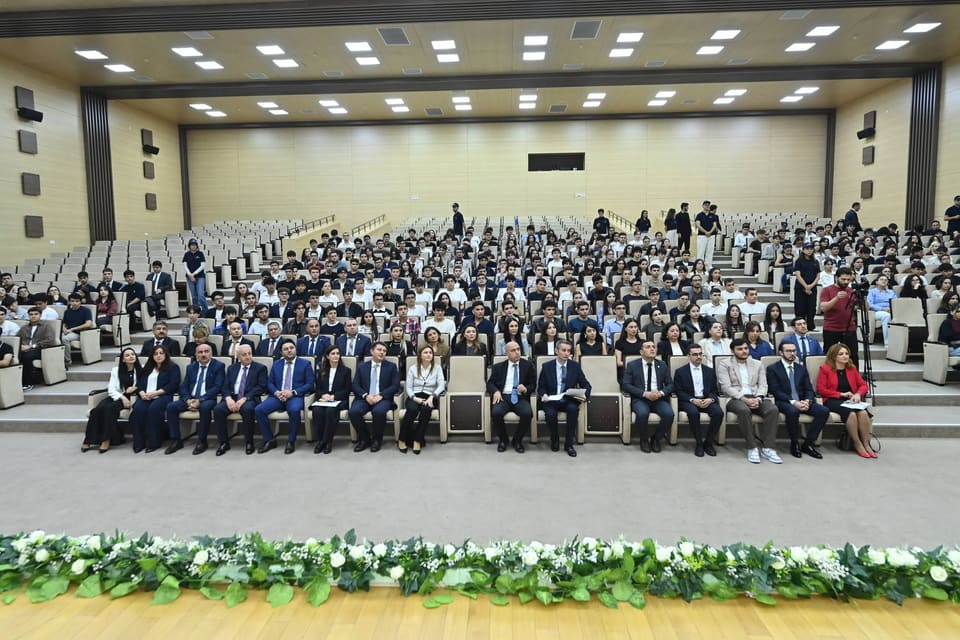  Emin Əmrullayev SABAH proqramının tələbələri ilə görüşüb