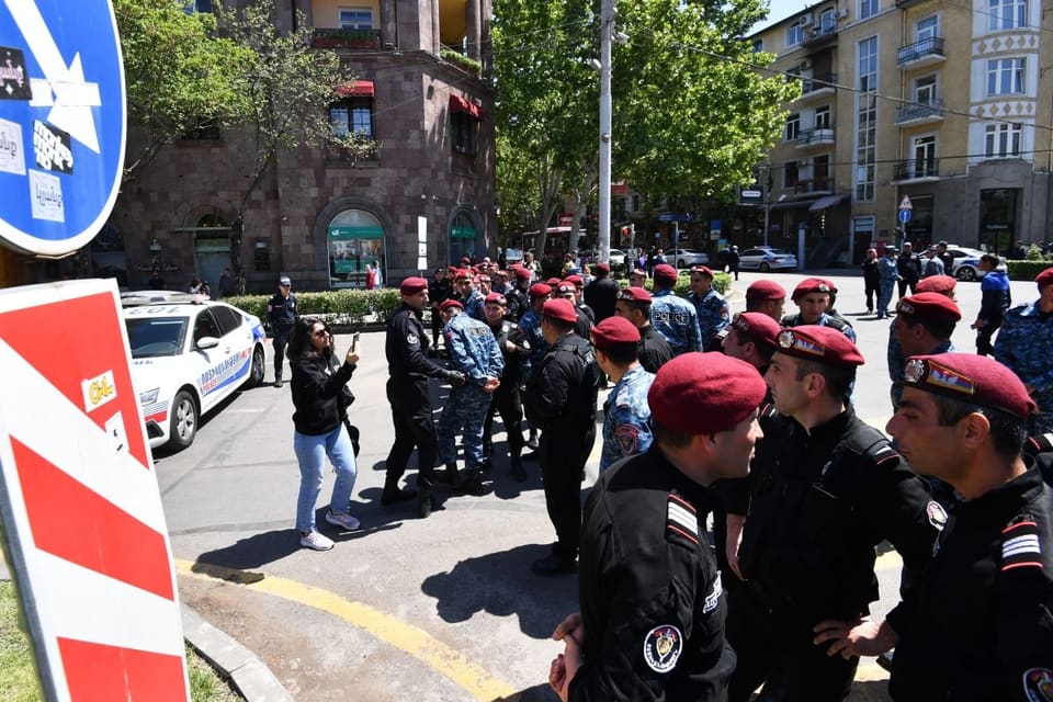 Ermənistan hökumət binası yaxınlığında polis və etirazçılar arasında qarşıdurma olub