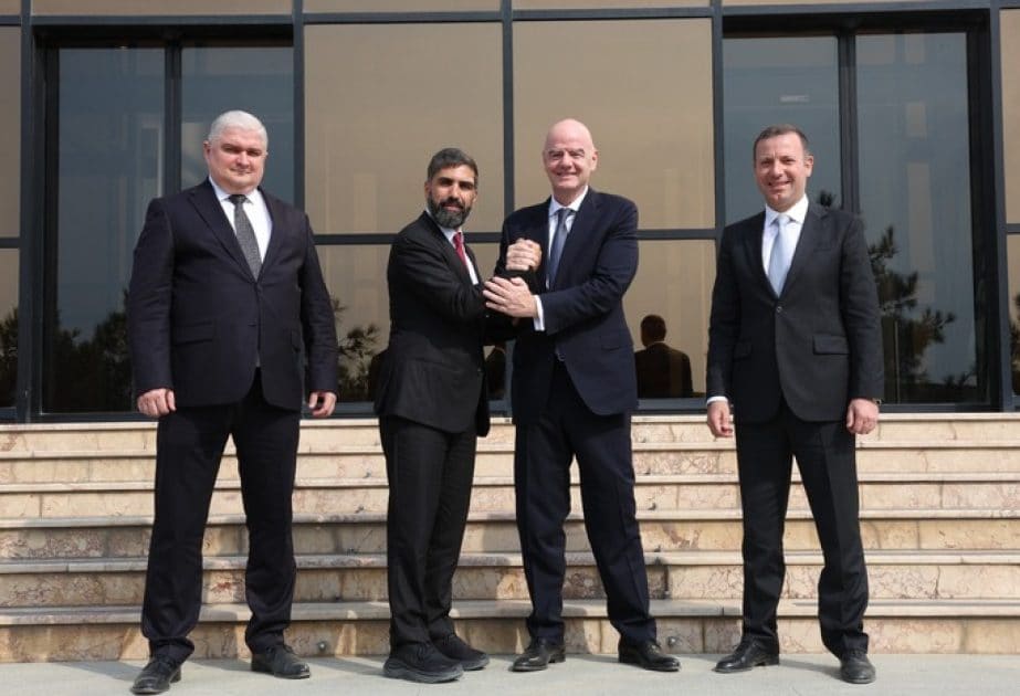 FIFA prezidenti Hövsanda inşa olunan futbol bazasında olub