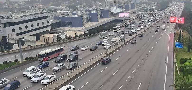 Bakının bəzi yollarında nəqliyyatın sıxlığı müşahidə olunur