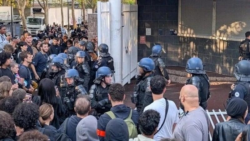 Fransada etirazlarda yaralanan şagirdlərin sayı açıqlanıb