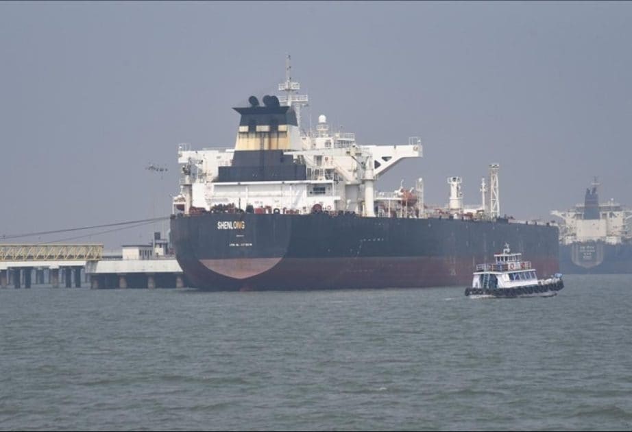 Hörmüz boğazında tanker minaya düşüb