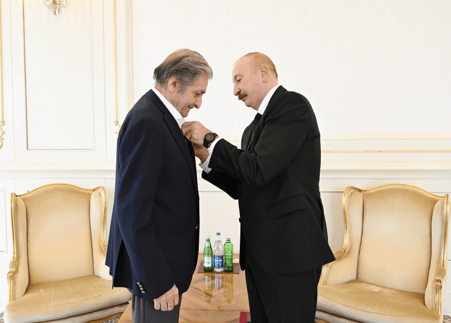 İlham Əliyev Fərhad Xəlilova "İstiqlal" ordenini təqdim edib