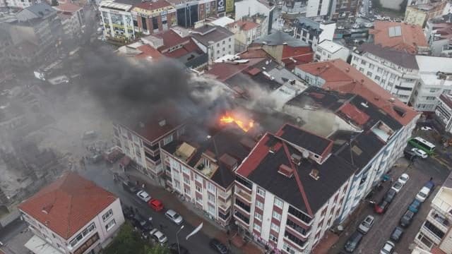 İstanbulda 5 mərtəbəli binada yanğın baş verib