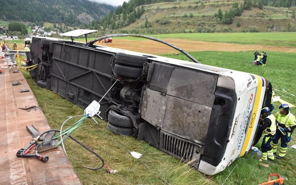İsveçrədə turist avtobusu qəzaya uğrayıb, 5 nəfər ölüb