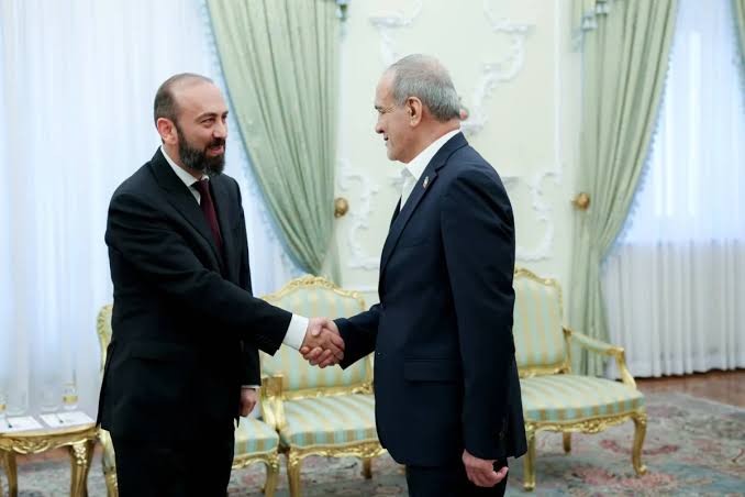 Mirzoyan Pezeşkianla görüşüb