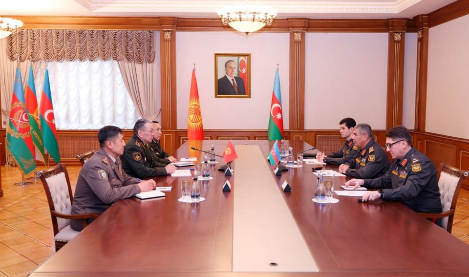 Müdafiə naziri qırğızıstanlı nümayəndə heyəti ilə görüşüb