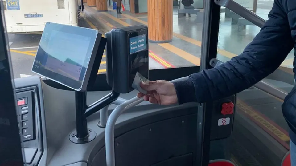Müntəzəm avtobus marşrutlarında nağdsız ödənişlərin payı 89 faizə çatıb