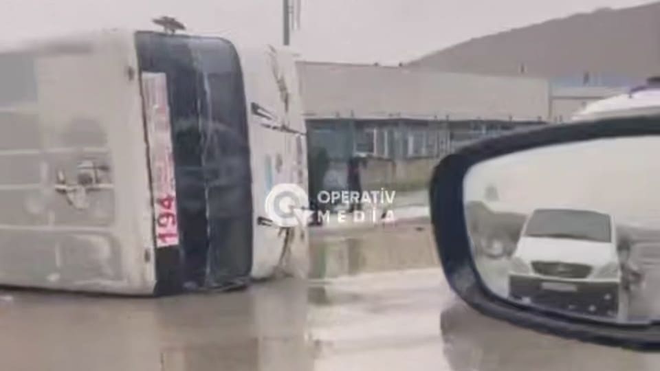 Sədərəkdə sərnişin avtobusu aşıb