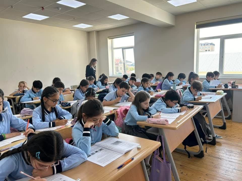 Siniflərdə şagird sıxlığını azaltmaq üçün nə etmək olar? - Ekspert danışır