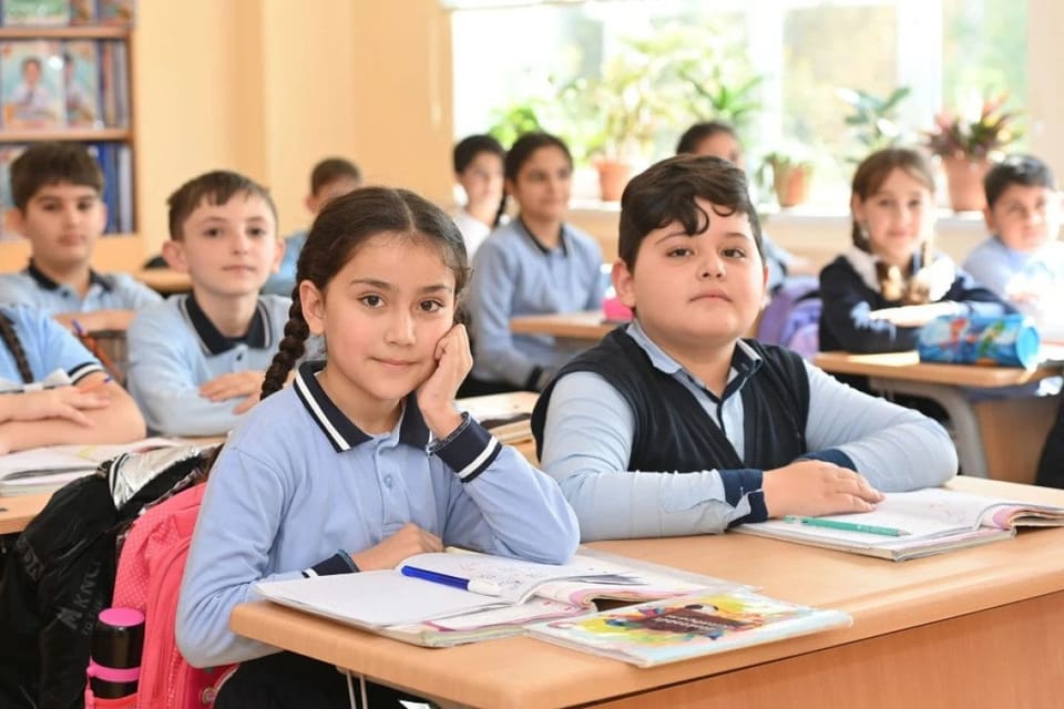 Sosioloq: “Xarici qüvvələr məktəbli geyimi üzərindən cəmiyyətdə aqressiya yaratmağa çalışır” — RƏY