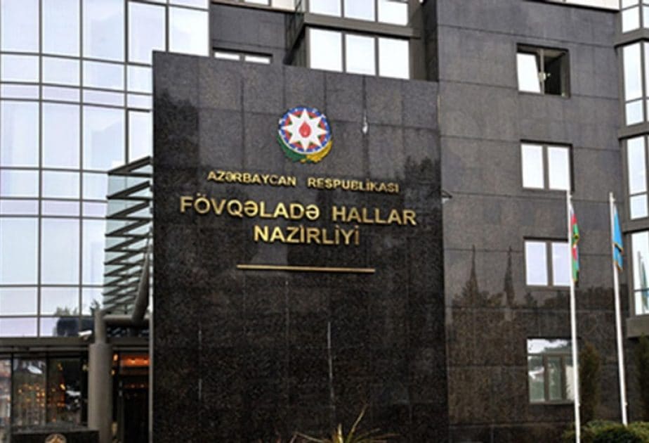 Sumqayıtda tikilidə yanğın baş verib