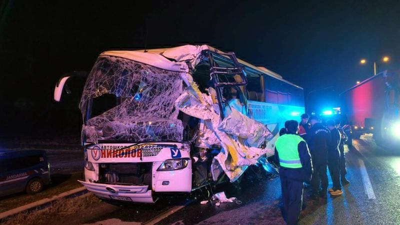 Türkiyədə turist avtobusu yük maşını ilə toqquşub: 10 nəfər yaralanıb