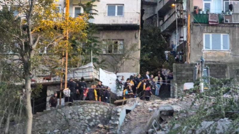 Türkiyədə üçmərtəbəli bina uçub