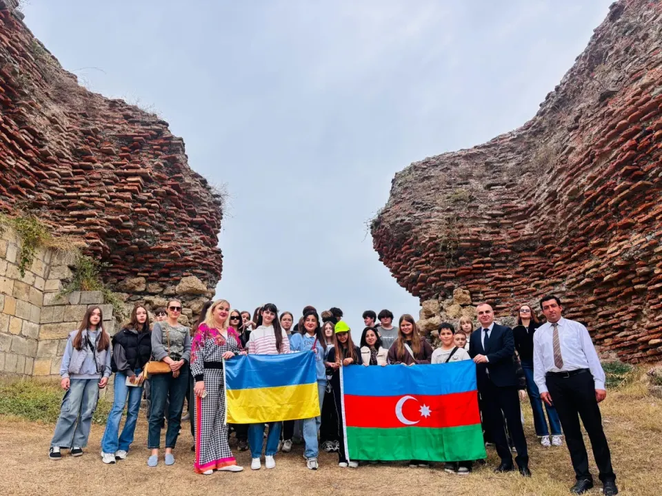 Ukraynalı uşaqların Azərbaycanın tarixi və görməli yerlərinə ekskursiyası təşkil edilib