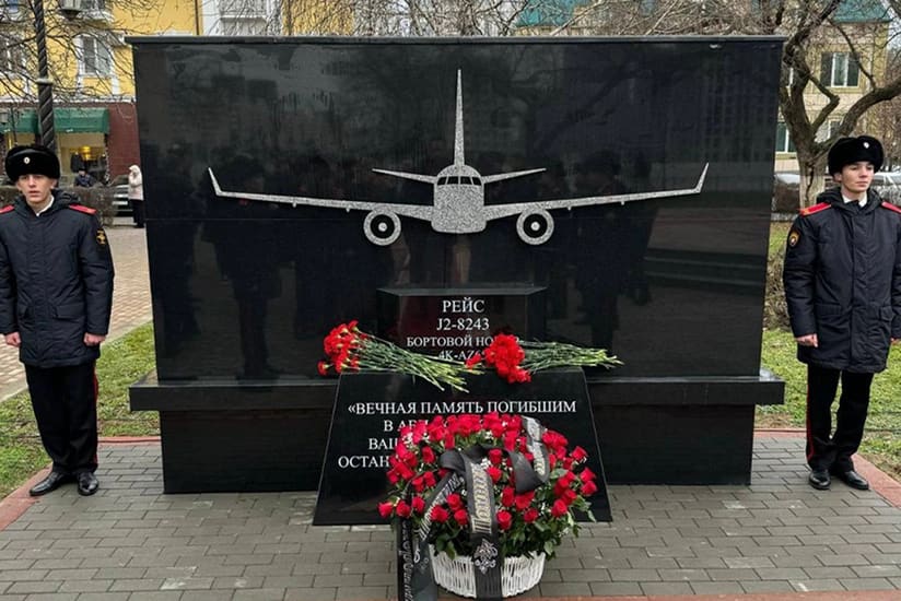 Qroznıda AZAL təyyarəsinin qəzaya uğraması nəticəsində həlak olanların xatirəsinə memorial plitə ucaldılıb