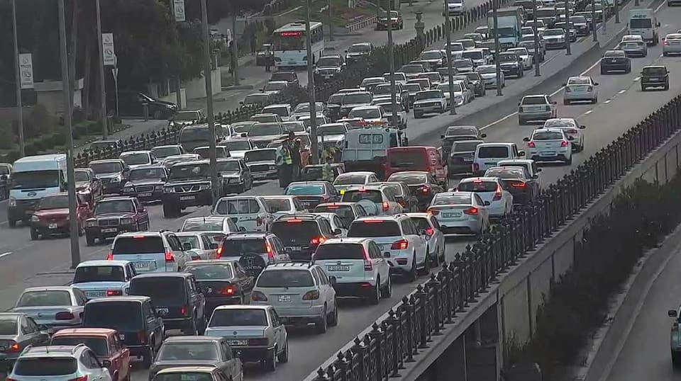 Bakının bir sıra yollarında nəqliyyatın sıxlığı yaranıb