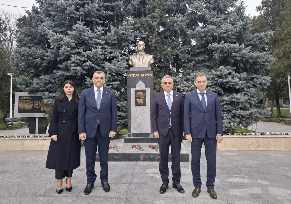 Vəkillər Kollegiyasının rəhbərliyi Rumıniyada Ulu Öndərin abidəsini ziyarət edib