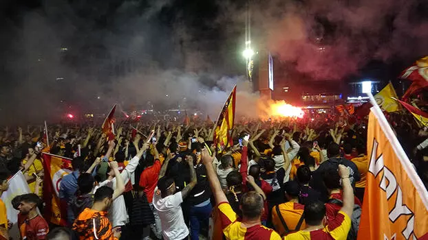 “Qalatasaray”ın qələbəsi İstanbulda coşqu ilə qarşılanıb