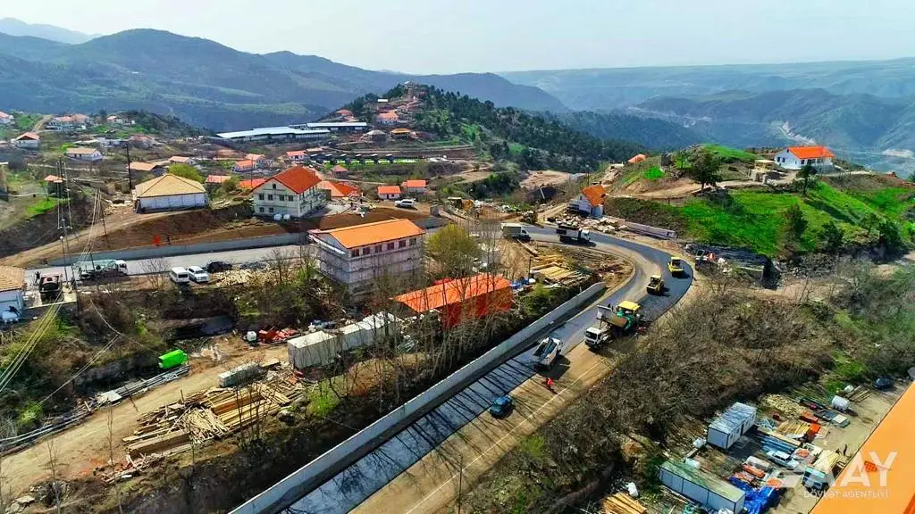 Laçında şəhərdaxili yolların bərpası və hava limanının tikintisi ilə əlaqədar qazma-partlayış işləri aparılır