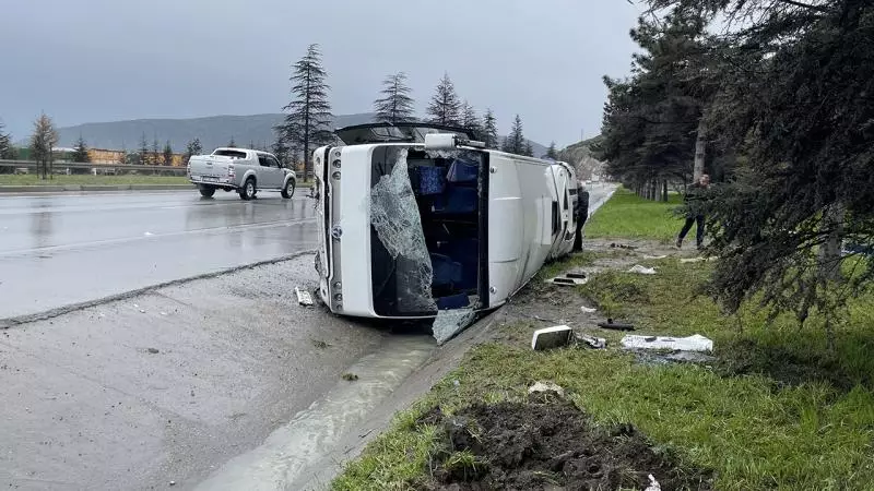 Türkiyədə mikroavtobus aşıb, 17 nəfər yaralanıb