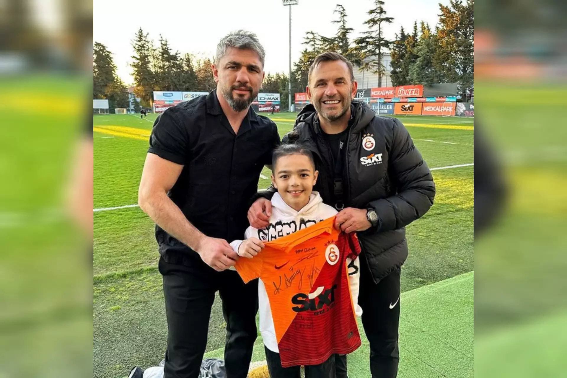 Azərbaycanlı idmançı "Qalatasaray"ın baş məşqçisi və futbolçuları ilə görüşüb - FOTOLAR