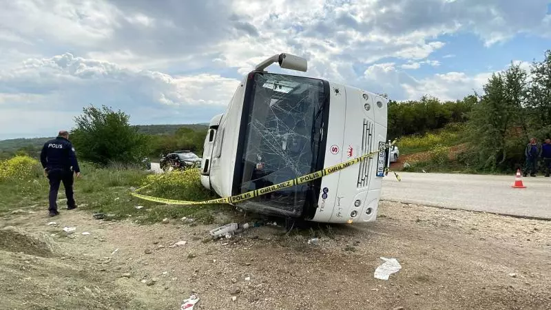 Bursada şagirdləri daşıyan mikroavtobus yük maşını ilə toqquşub, 23 nəfər yaralanıb