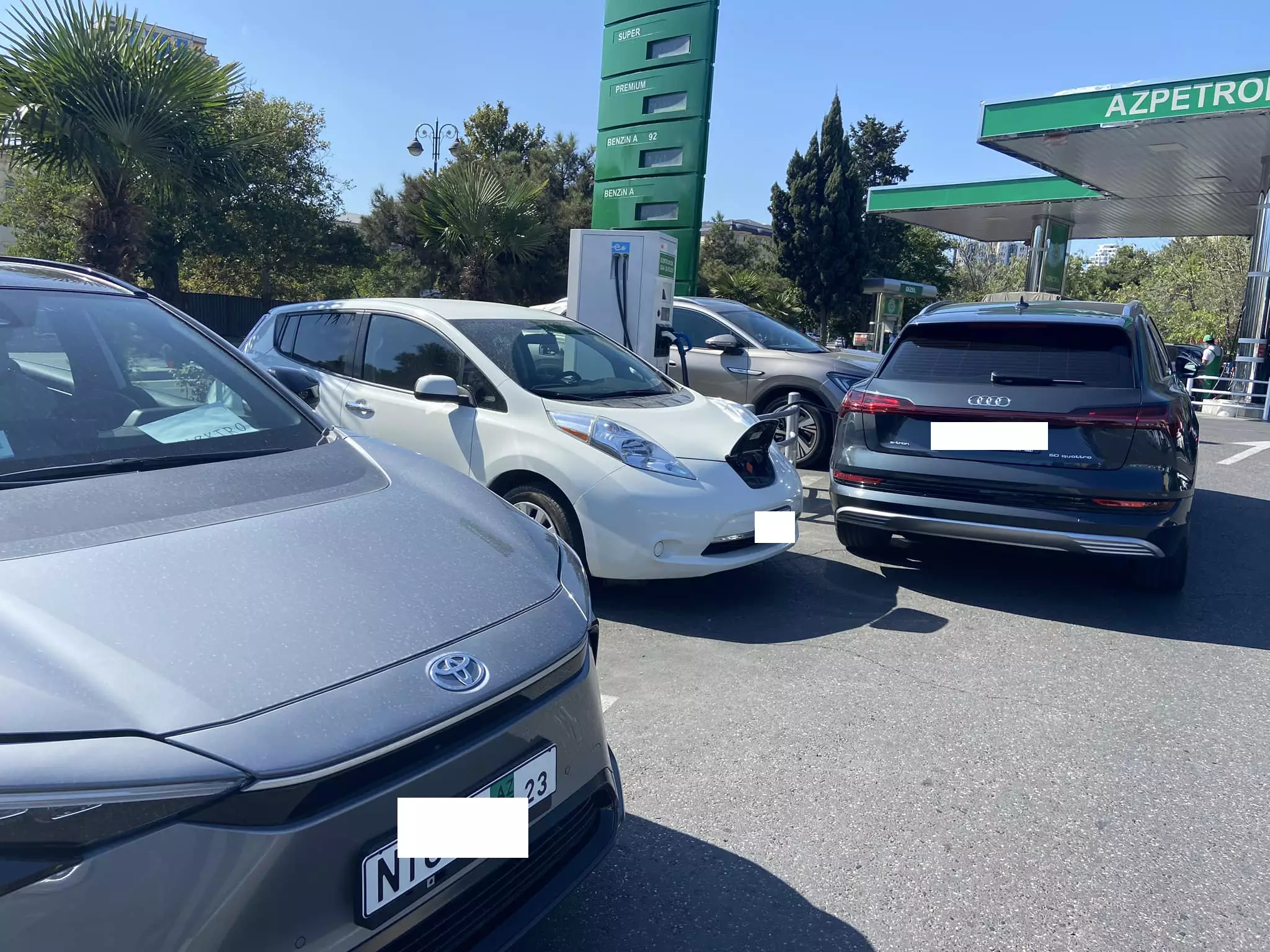 Elektromobilləri şarj etməyə məntəqələr tapılmır? - FOTO