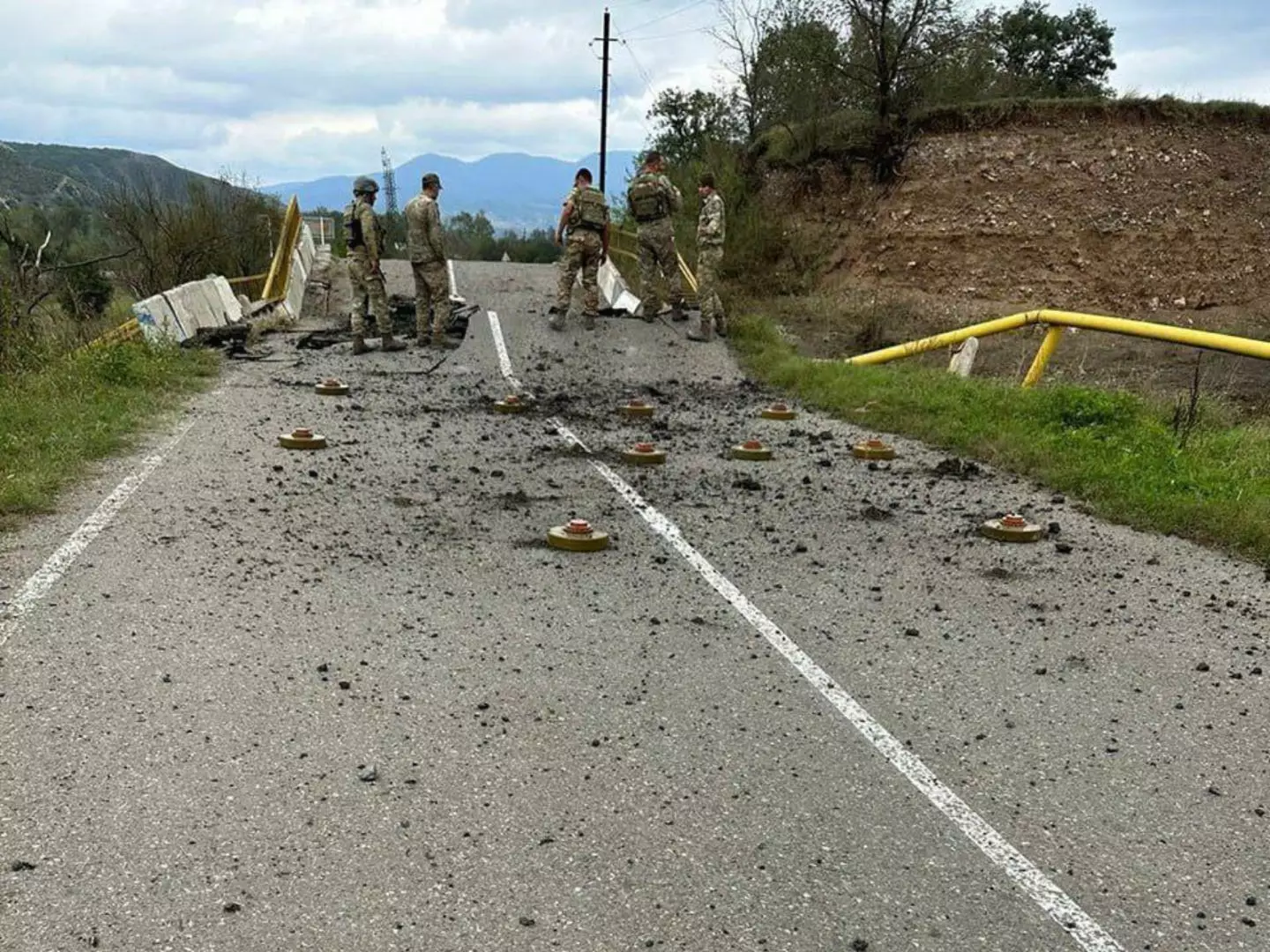 Ağdərədən çıxan ermənilər yolu minalayıblar (FOTO)