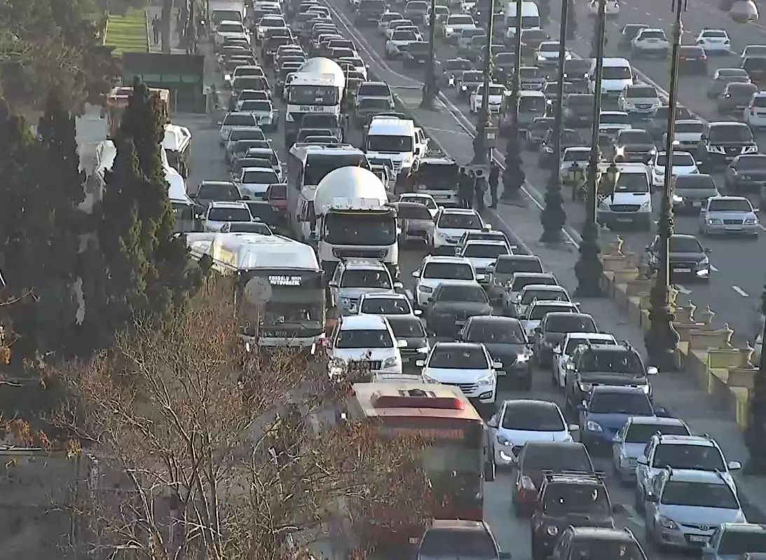 Bakıda sıxlıq olan yollar açıqlanıb