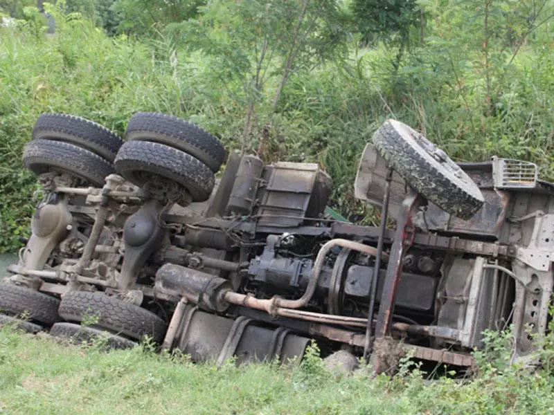 Ağsuda "Kamaz" aşıb, sürücü ölüb