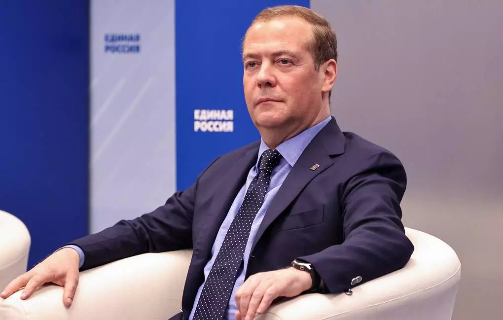 Medvedev: Yaponiya Rusiya ilə qarşıdurmaya çəkilir