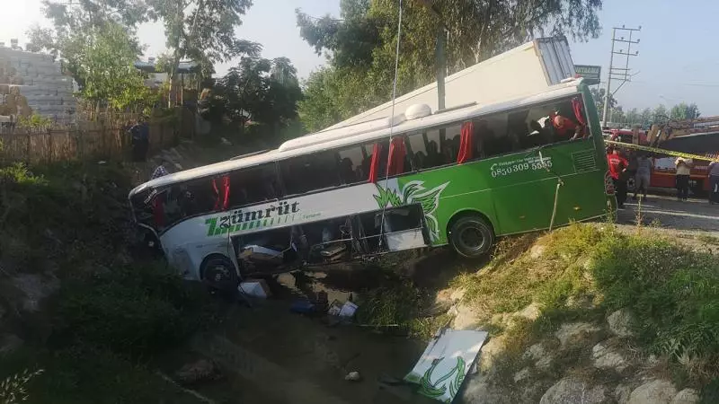 Mersində avtobus yük maşını ilə toqquşub, 1 nəfər ölüb, 28 nəfər yaralanıb