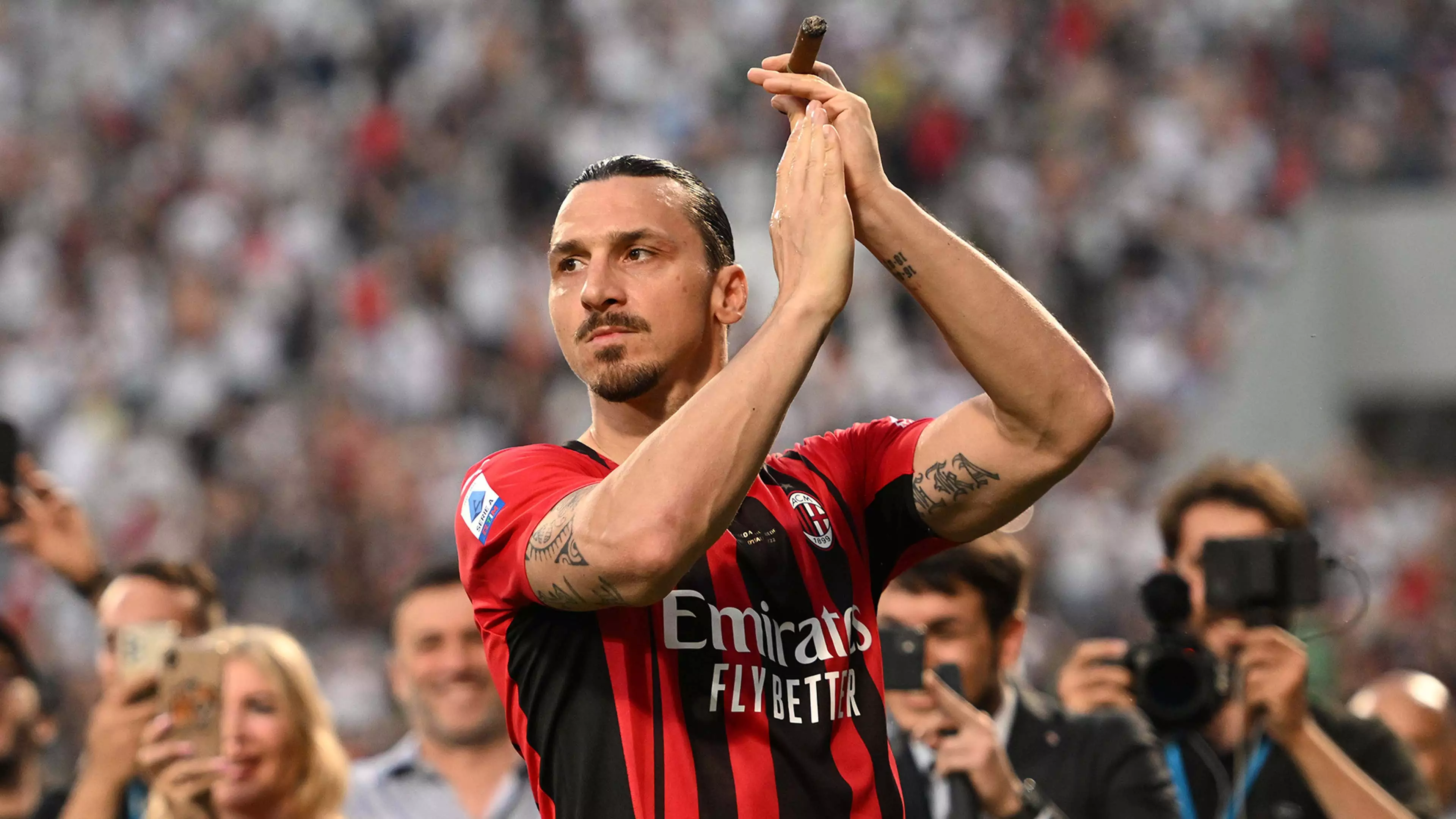 Zlatan İbrahimoviç futbolçu karyerasını bitirdi