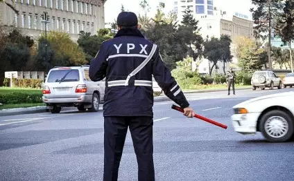 Yol polisinin qanuni tələbinə əməl etməyən yük avtomobilinin sürücüsü saxlanılıb