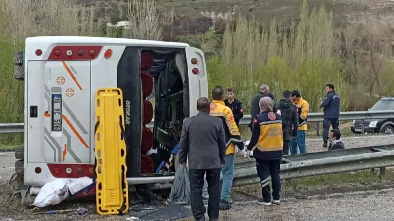 Sivasda mikroavtobus aşıb, 10 nəfər yaralanıb