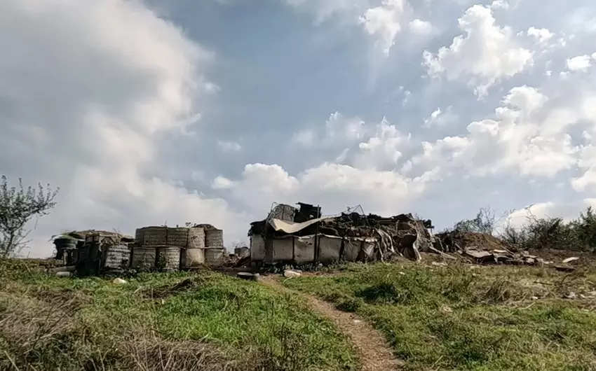 Müdafiə Nazirliyi Şuşa-Xankəndi yolunda tərk edilmiş döyüş mövqelərinin kadrlarını yayıb - VİDEO