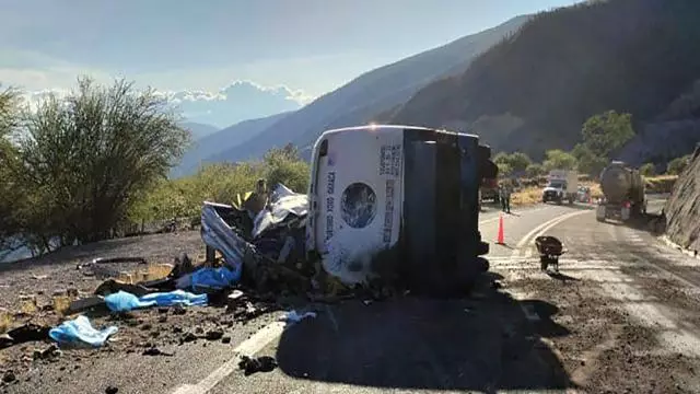 Meksikada miqrantları daşıyan avtobus aşıb, 18 nəfər ölüb