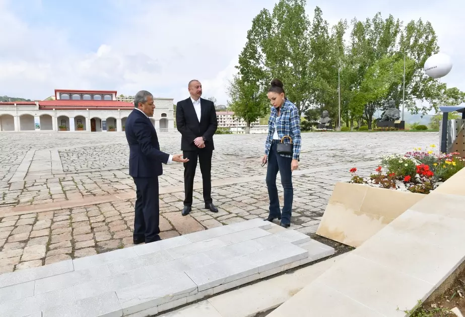 Prezident Şuşada Xüsusi nümayəndəliyin inzibati binasının qarşısında görüləcək işlərlə tanış olub