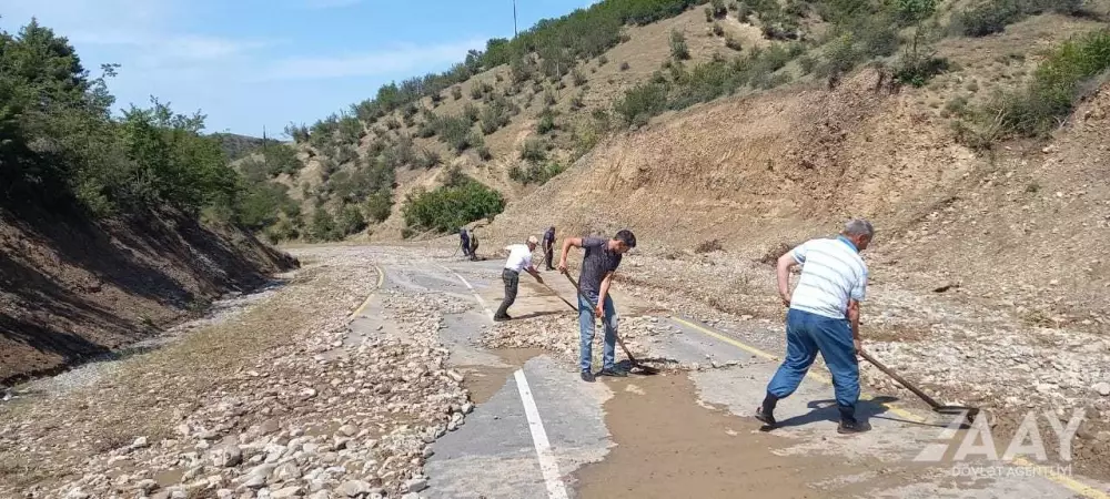 İsmayıllıda bir-neçə kənd yolunda sel sularının yaratdığı problem aradan qaldırılıb