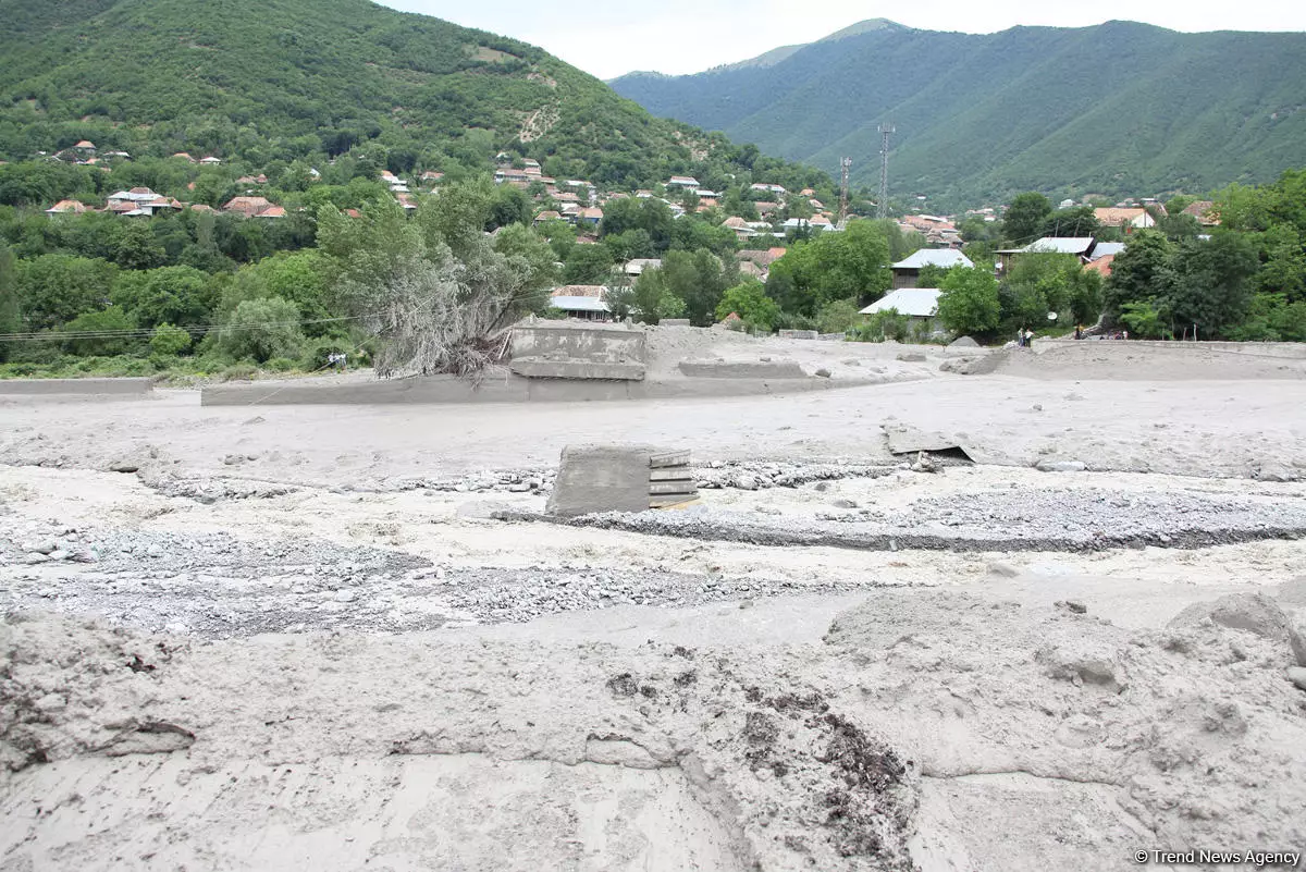 Şəmkirdə su basmış ərazilərdə təhlükəsizlik tədbirləri görülüb