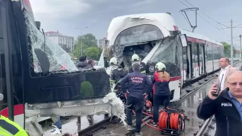 Türkiyədə iki tramvay toqquşub, 14 yaralı var