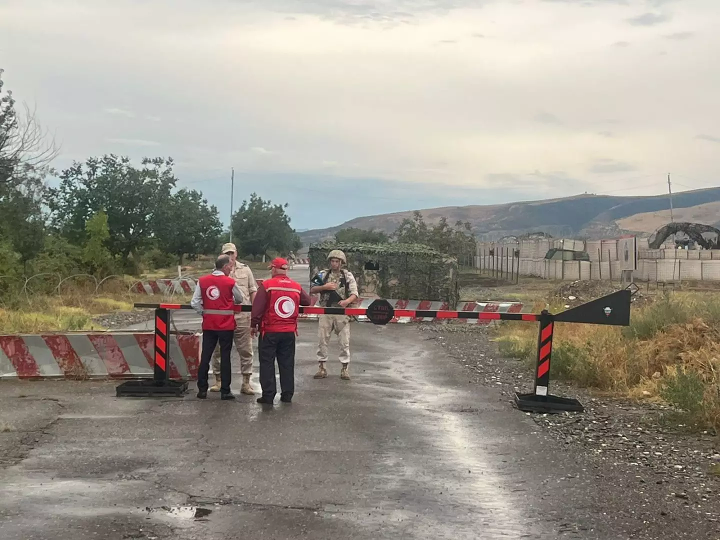 Bakıdan yola salınan humanitar yardımın Xankəndinə keçirilməsi ilə bağlı danışıqlar gedir-Foto