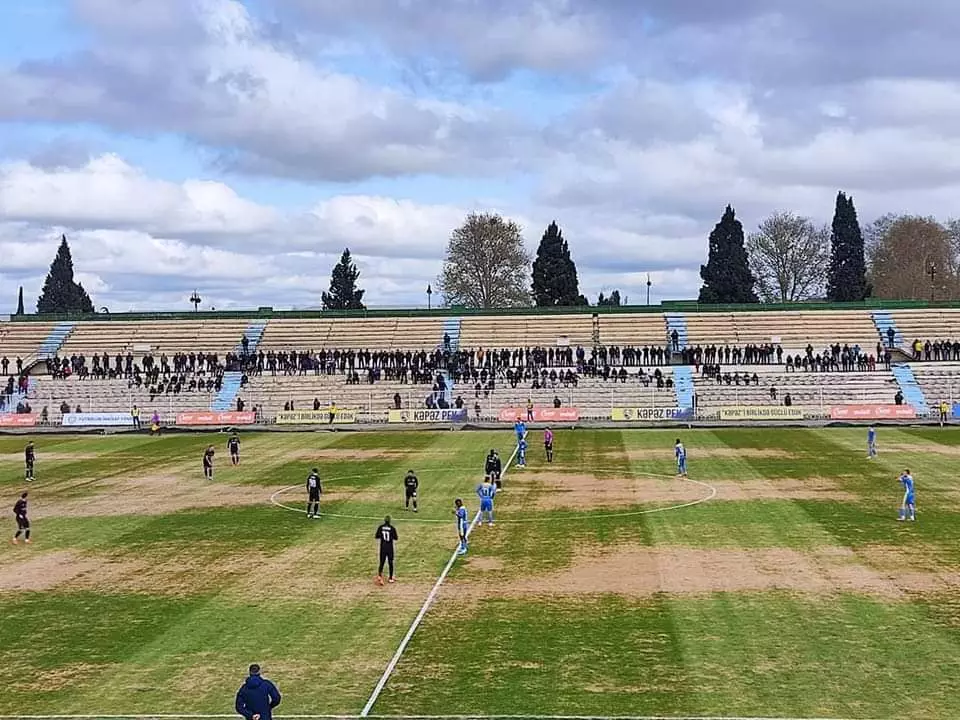 Gəncə şəhər stadionunun ot örtüyü bərbad vəziyyətdədir - FOTOLAR