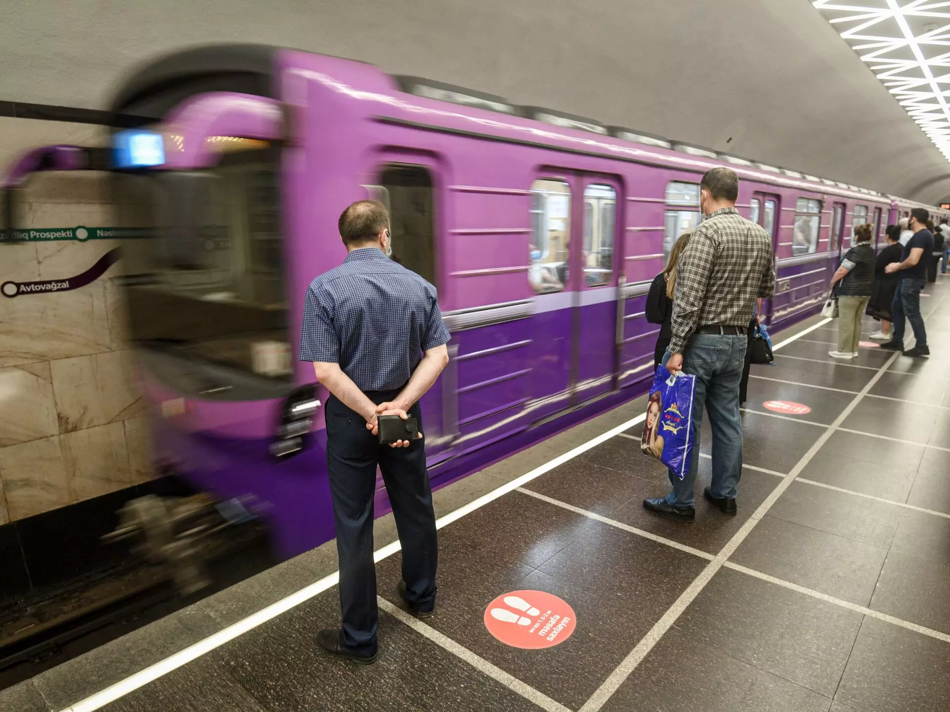 Bakı metrosunda daha bir sərnişin qatar yoluna düşüb