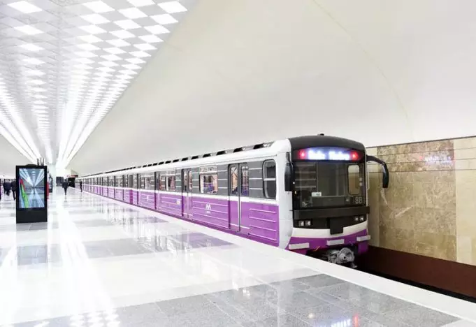 Bakı metrosunda bir nəfər stansiya yoluna düşüb