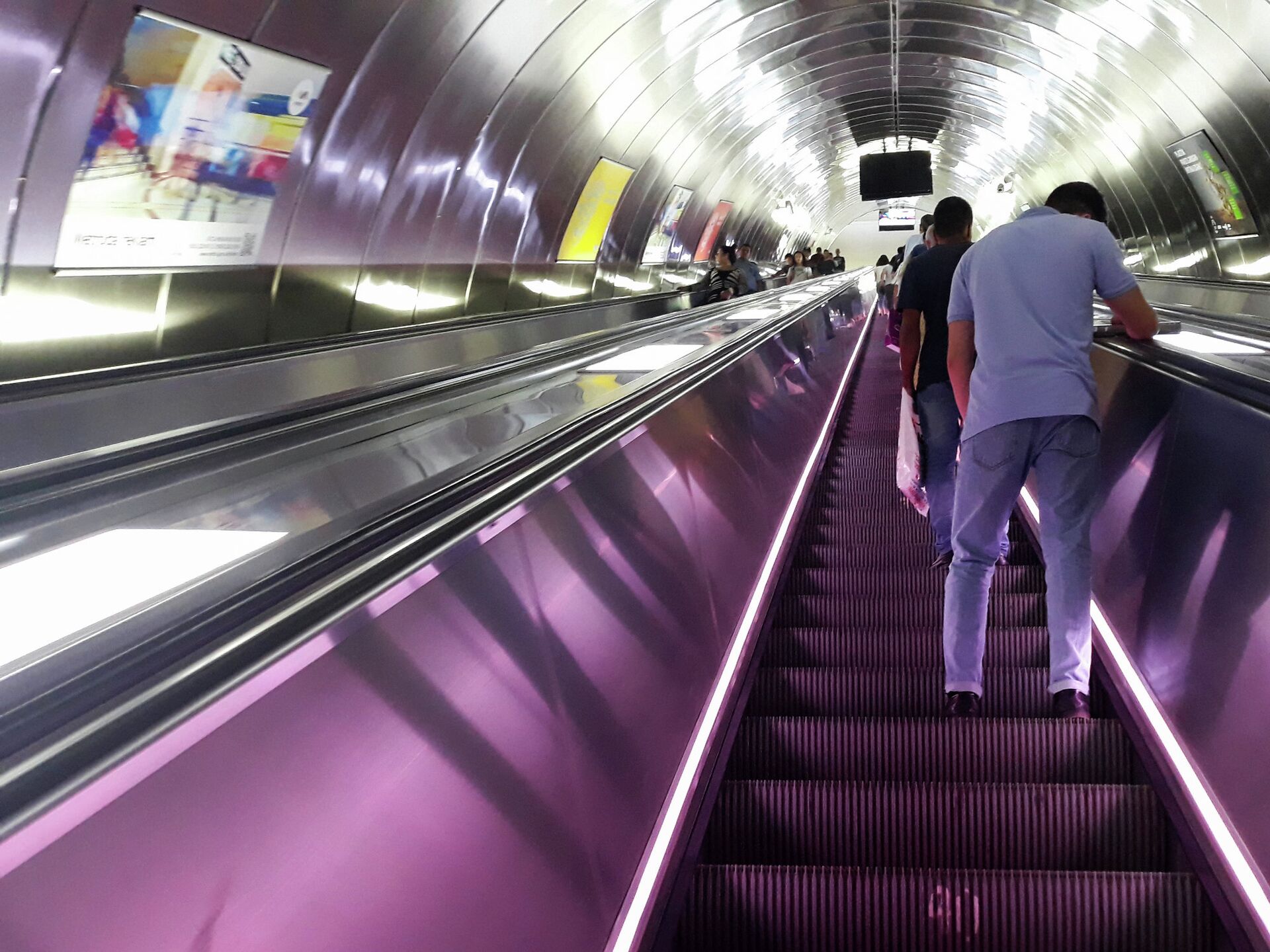 Bakı metrosunda sərnişin eskalatoru saxlayıb