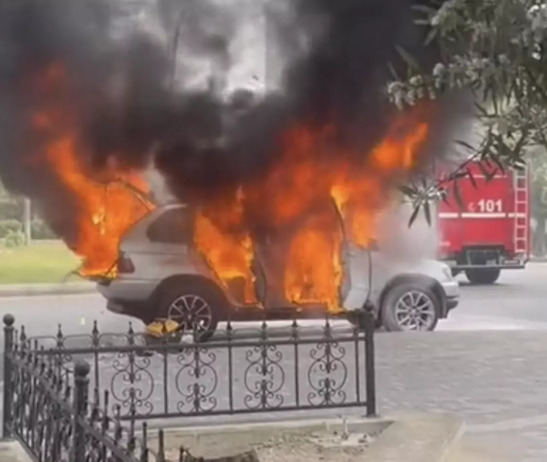 Bakıda yolda maşın yandı