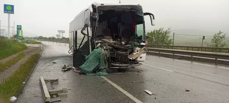 Türkiyədə tur avtobusu yük maşını ilə toqquşub, 33 nəfər yaralanıb